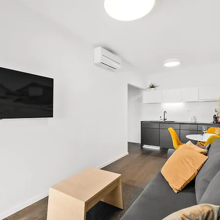 Art-touched With Pyramid View Apartman